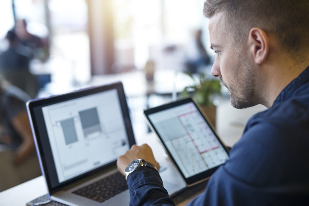 man-analyseert-informatie