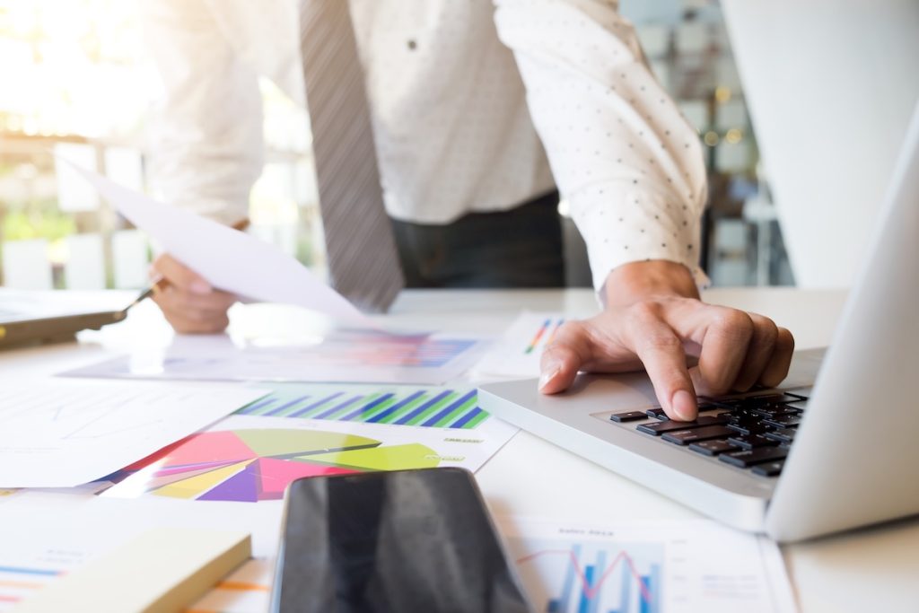 startende-ondernemer-werkend-analyse-marktinformatie
