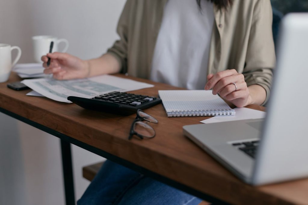 Vrouw bezig met boekhouding