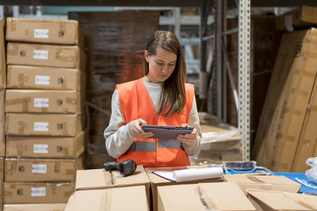 medium-shot-woman-with-tablet